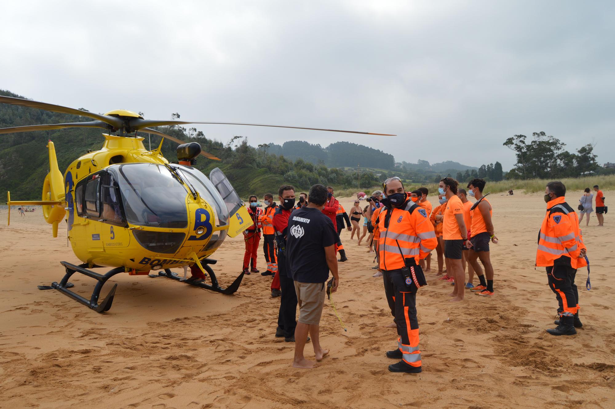 Así fue el simulacro de Salvamento en la playa de Rodiles