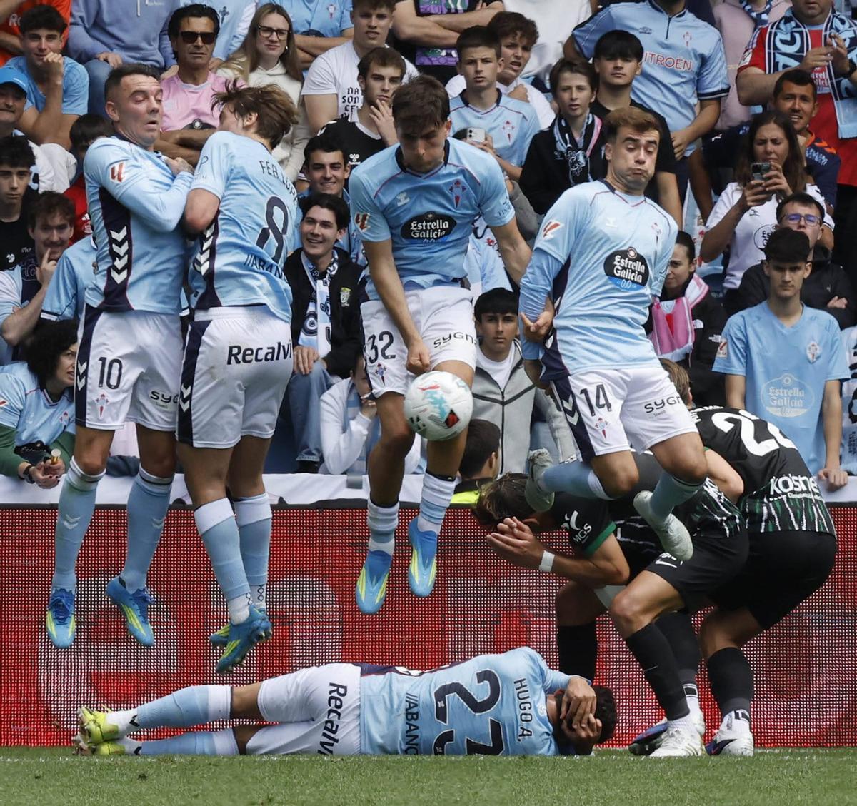 Aspas, Fer López, Javi Rodríguez y Álvaro Núñez saltan en la barrera tras el lanzamiento de una falta con Hugo Álvarez en el suelo.