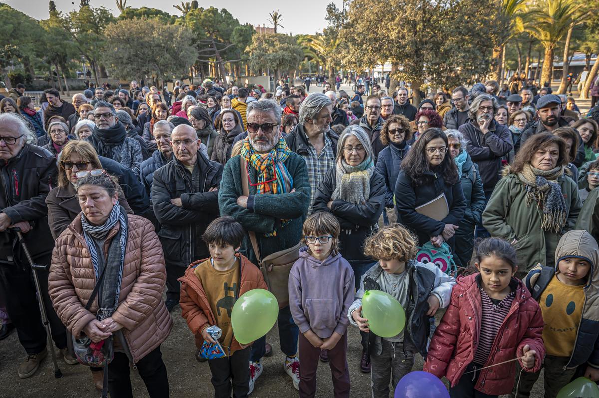 Vecinos del Eixample se manifiestan por primera vez en el parque Joan Miró contra la tala de 170 árboles por las obras de unión del FGC