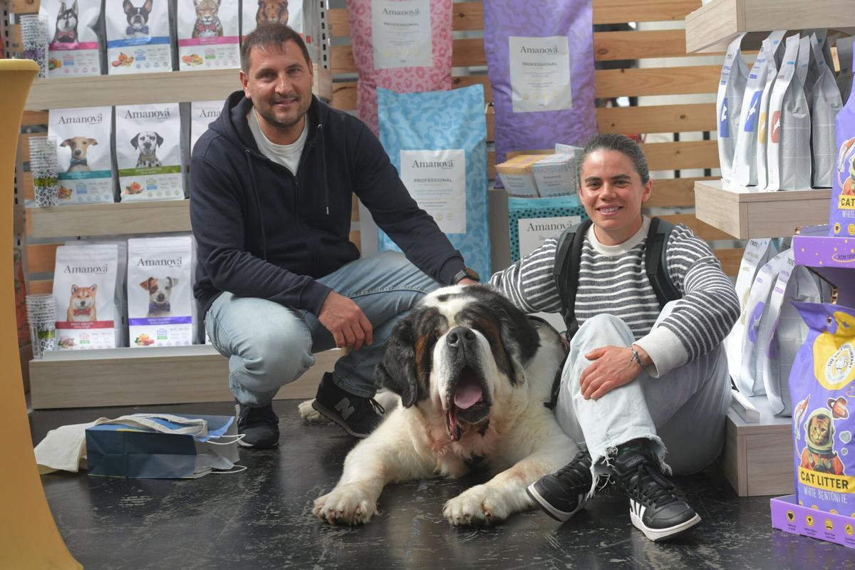 El extrenador del Deportivo Abanca, Manu Sánchez, y su esposa, Carolina, posando su perro Oso en la feria Pata Pata.