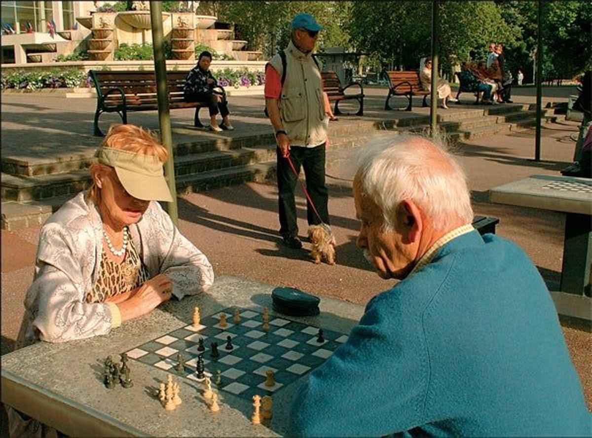 Pareja  jugando al ajedrez en un  balneario de Aix-les-Bains