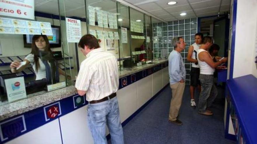 Una administración de Lotería en Elche.