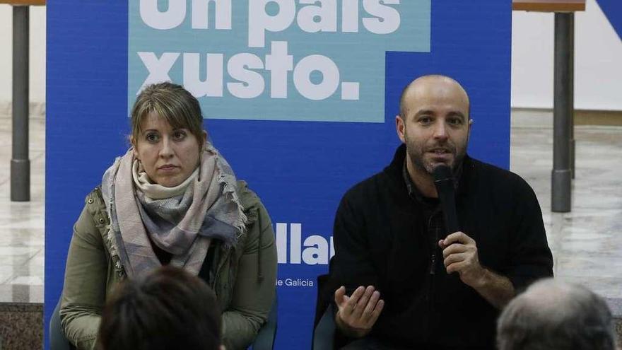 Santos, a la izquierda, junto a Villares en un acto de En Marea en Vigo. // Ricardo Grobas