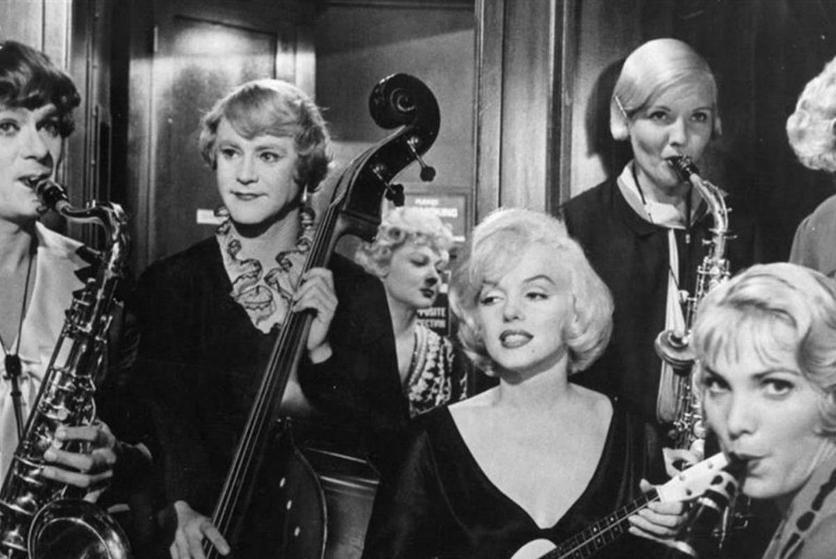 Marylin Monroe (1926-1962).Fotograma de Con saias e a rachar (1959). Ana de Armas como Marylin no biopic Blonde (2022).  |  FOTO: ARQUIVO