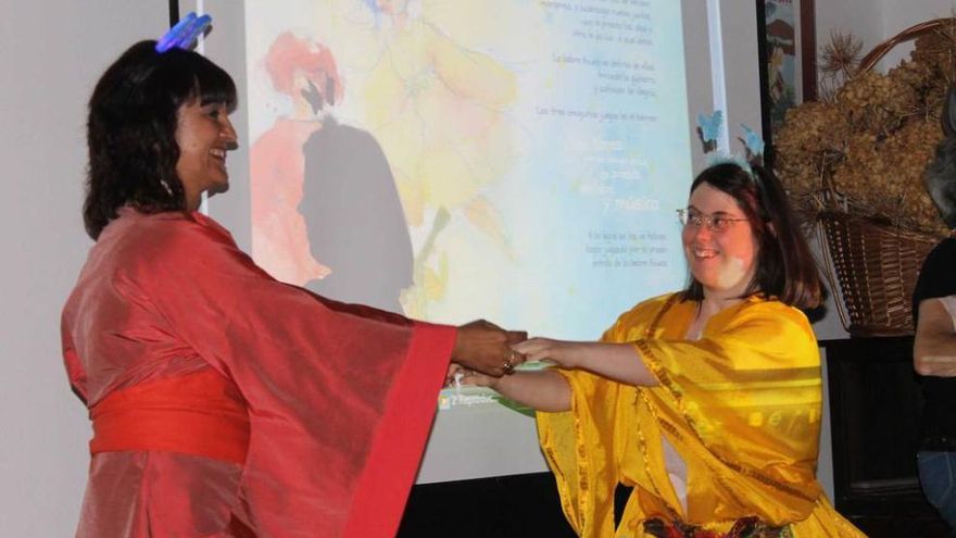 Esther Rubio y Lady Isabel, ayer, en Cadavedo, con diseños de la segunda.