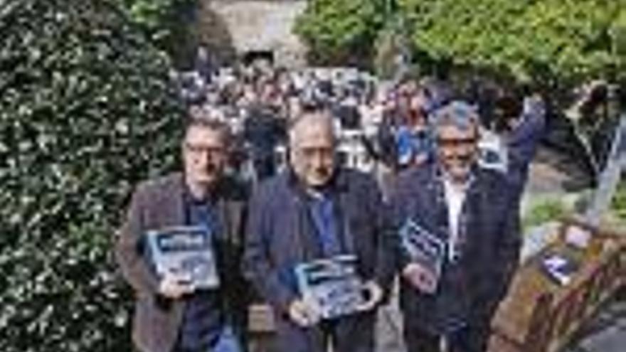 Àngel Madrià, Joaquim Nadal i Josep Maria Birulés amb el llibre, al Jardí de l&#039;Àngel.