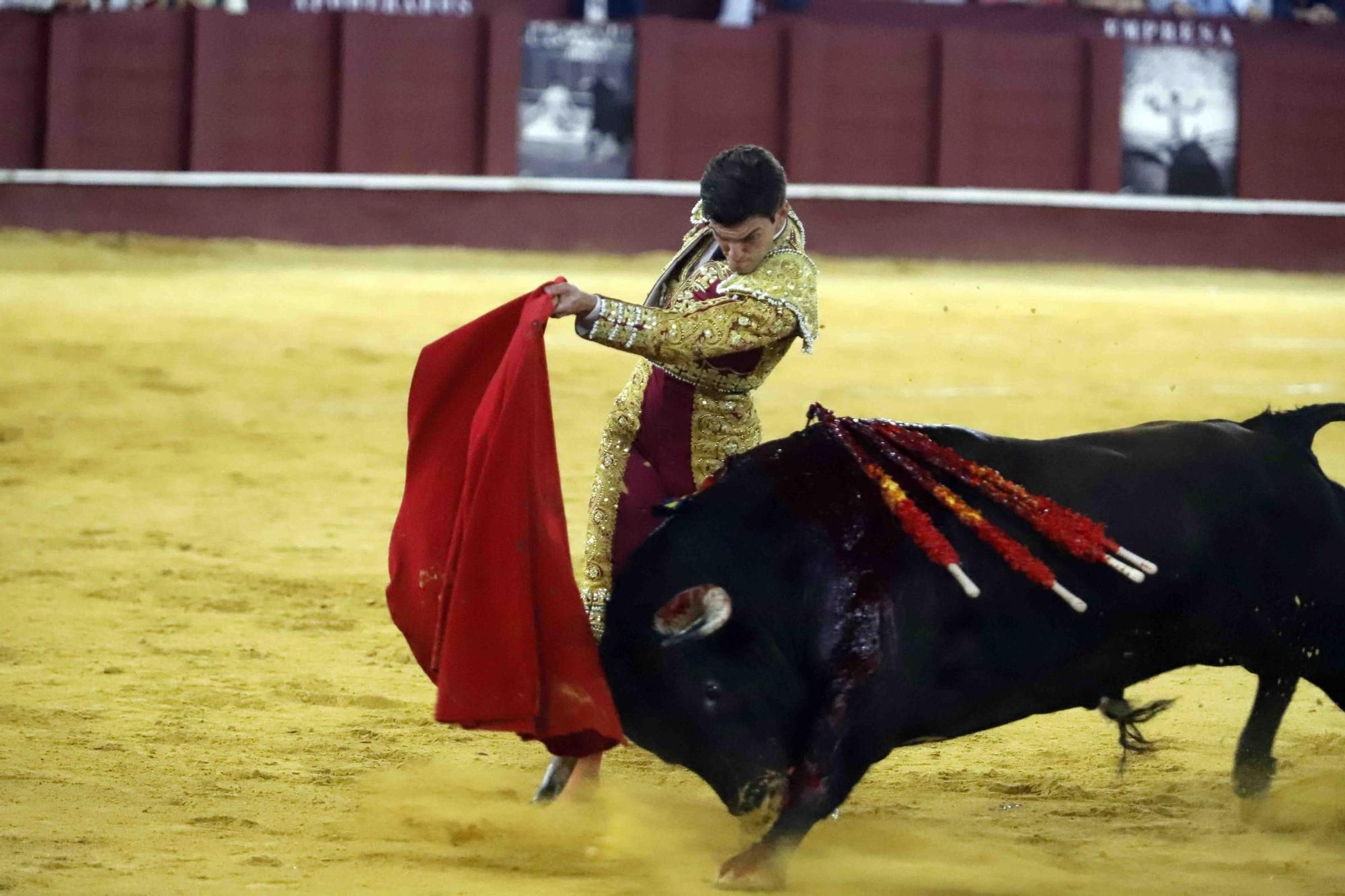 Rafaelillo, Manuel Escribano y Javier Orozco cortaron una oreja cada uno en una interesante corrida en la que se confirmaba la toreabilidad de las reses de la legendaria ganadería portuguesa. Rafaelillo demostró que era una tarde especial para él, Escribano arreó desde el inicio y el rondeño Orozco enseñó sus ganas de ser torero