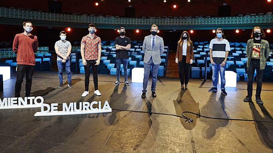 Ballesta, junto a los responsables del CreaMurcia y los finalistas de &#039;Canción de Autor&#039;.