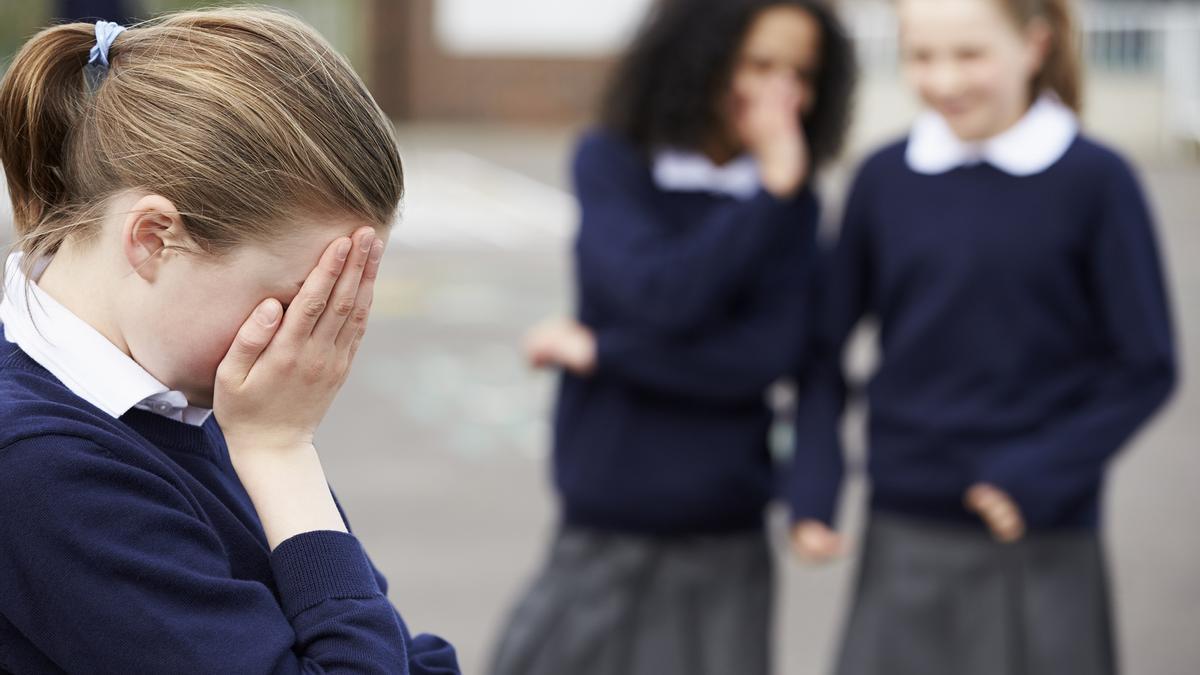 Niña sufriendo acoso escolar.