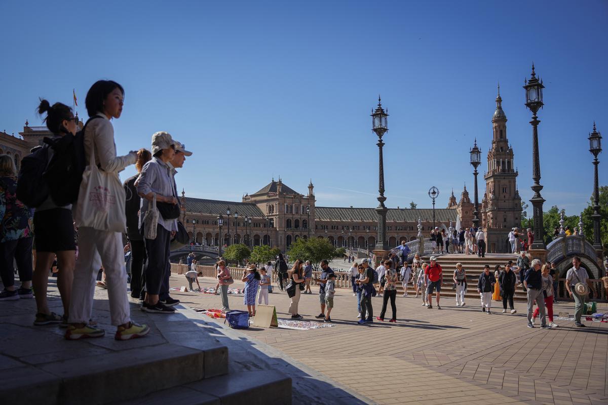 Archivo - Turistas pasean por la Plaza de España