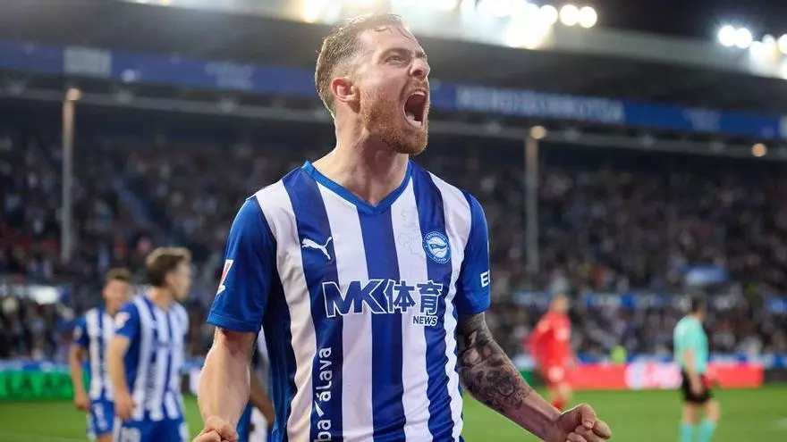 Toni Martinez la cazó milagrosamente en el área para poner las tablas en el marcador