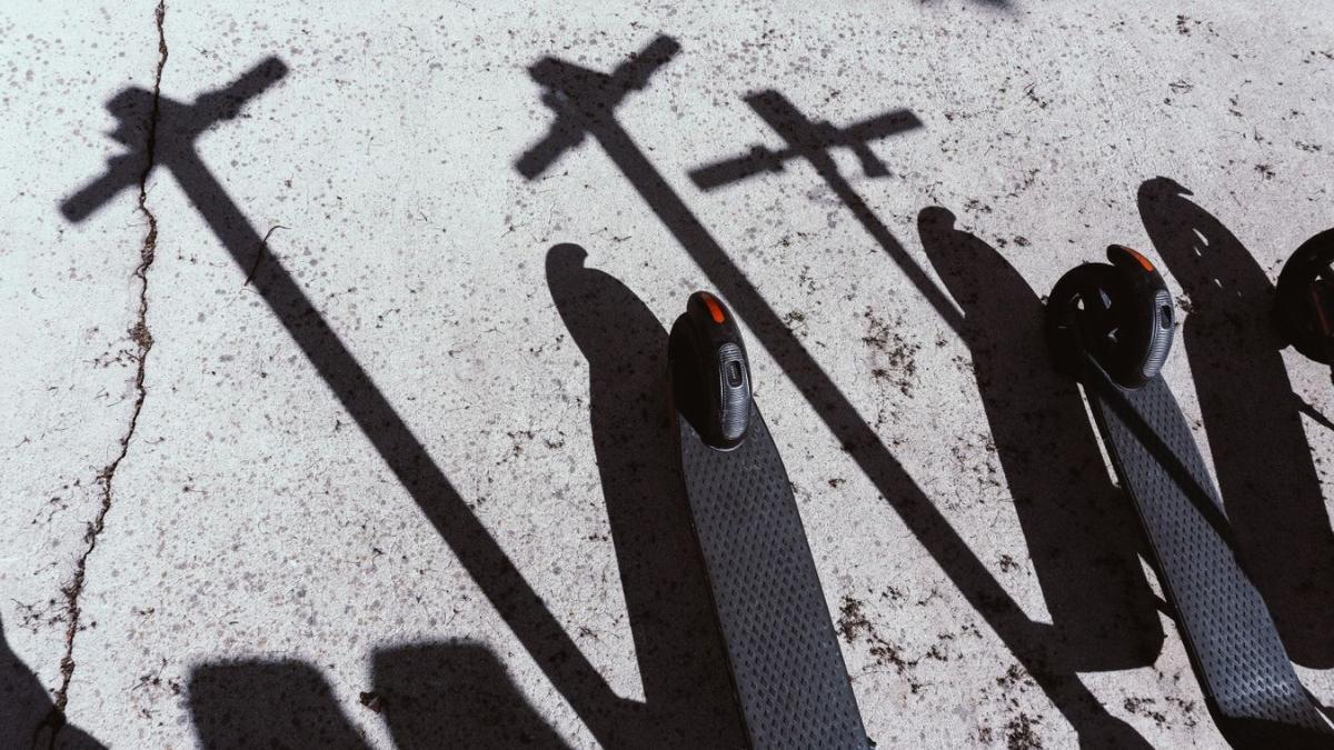 La sombra de varios patinetes eléctricos.