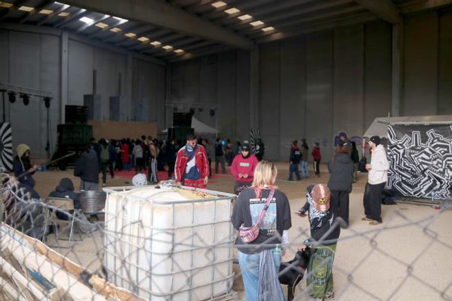 Una macrofesta ‘rave’ il·legal reuneix unes mil persones en un polígon de la Sénia (Tarragona)