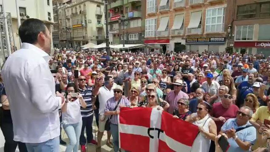 José López se dirige a la multitud concentrada frente al Ayuntamiento de Cartagena en protesta por el pacto