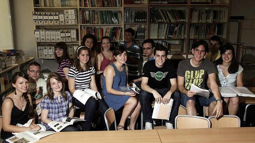 Los estudiantes galardonados, en la biblioteca del Instituto Figueras Pacheco.