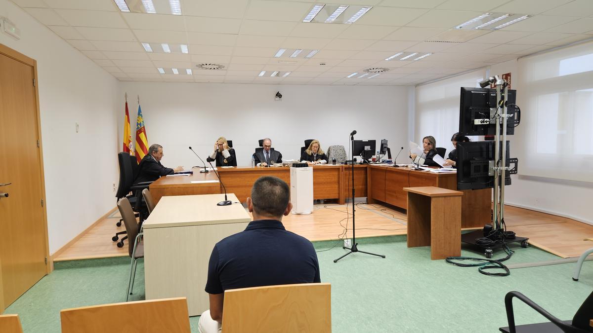 El acusado absuelto el día del juicio en la Audiencia. El acusado absuelto el día del juicio en la Audiencia.
