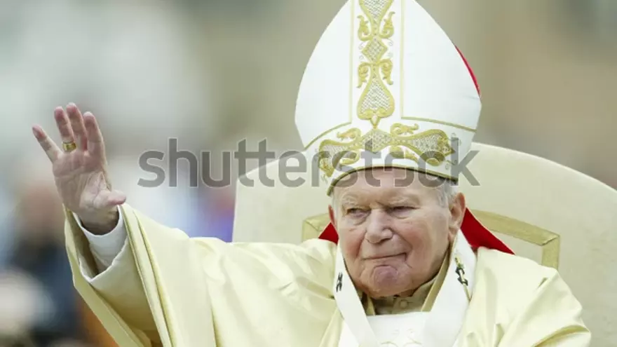 El Papa Juan Pablo II bendice a los peregrinos congtegados en 2004 ante el Vaticano.