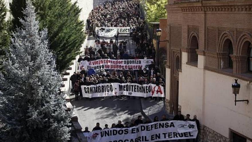 Dos mil personas exigen a Fomento que apueste por el eje cantábrico-mediterráneo