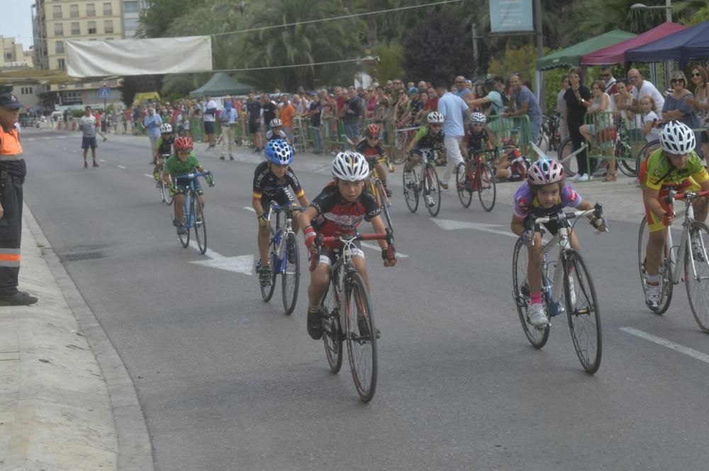 Las medallas que se entregaron a los ciclistas han sido elaboradas de manera artesanal por la ceramista Sol Pérez.