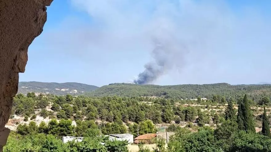 Un incendio forestal entre La Cañada de Verich y La Cerollera (Teruel) provoca un importante despliegue de medios aéreos y terrestres