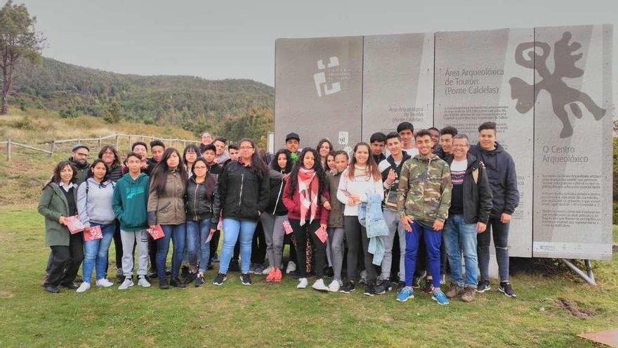 Escolares de Barcelona visitan el Área Arqueológica de Tourón