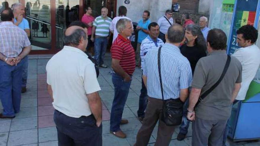 Marineros de la flota cefalopodera en su asamblea de urgencia, ayer en la biblioteca de Marín.  // S.A.