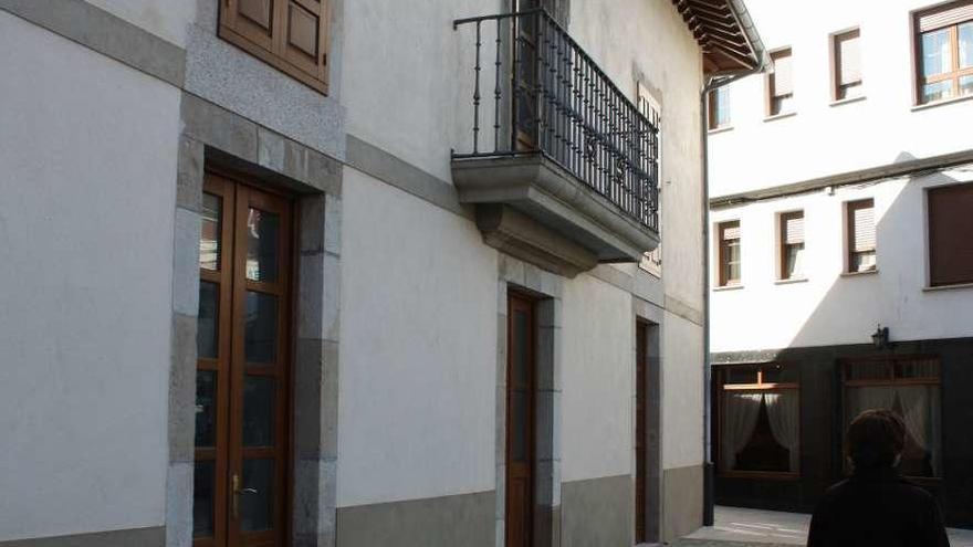 Vista exterior del palacio de Gamoneda, en Luarca.