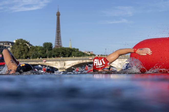  Carlos Garach (i) compite en la prueba masculina de 10km en aguas abiertas de los Juegos Olímpicos de París 2024