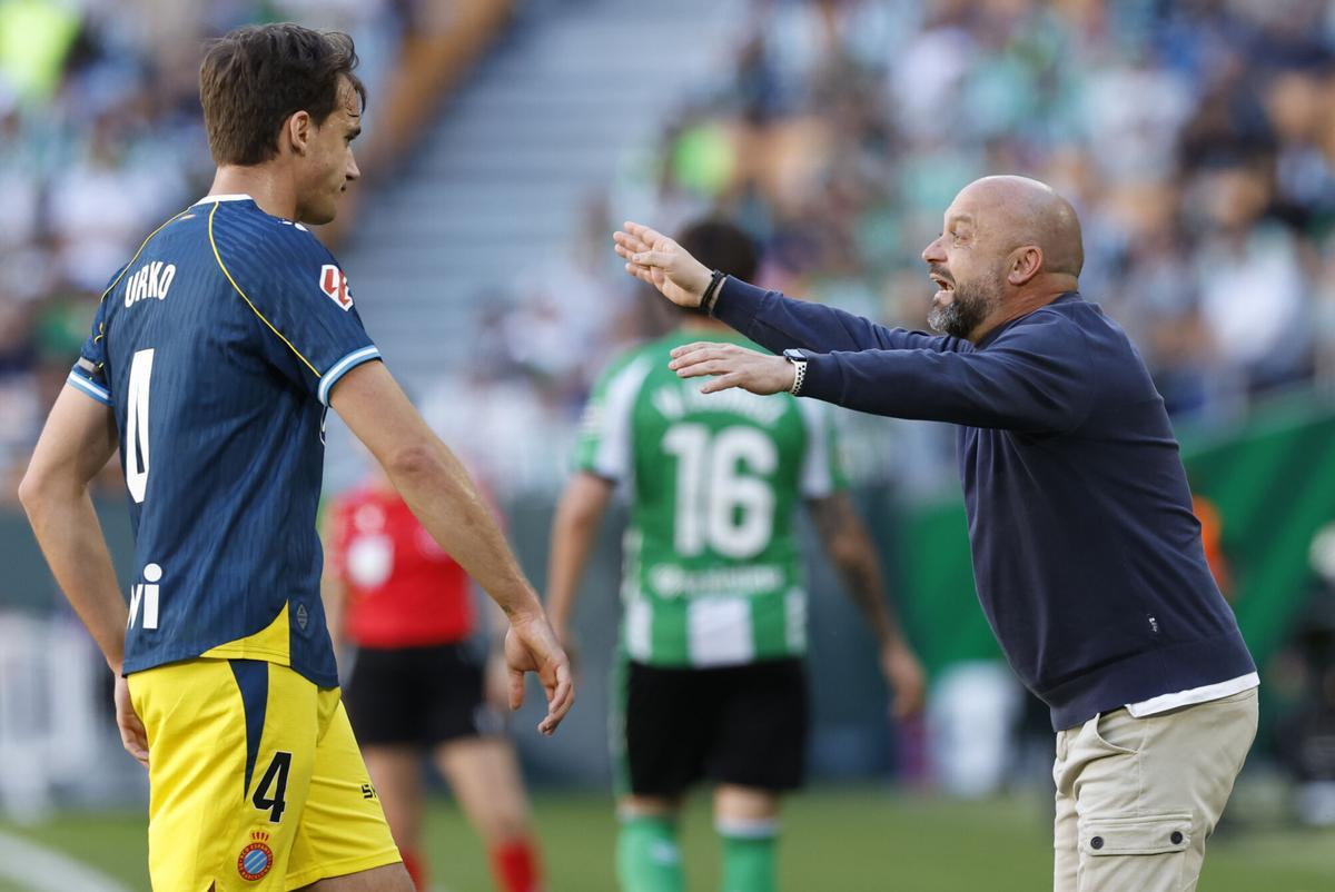 Manolo González gesticula junto a Urko en el encuentro de este sábado contra el Betis.