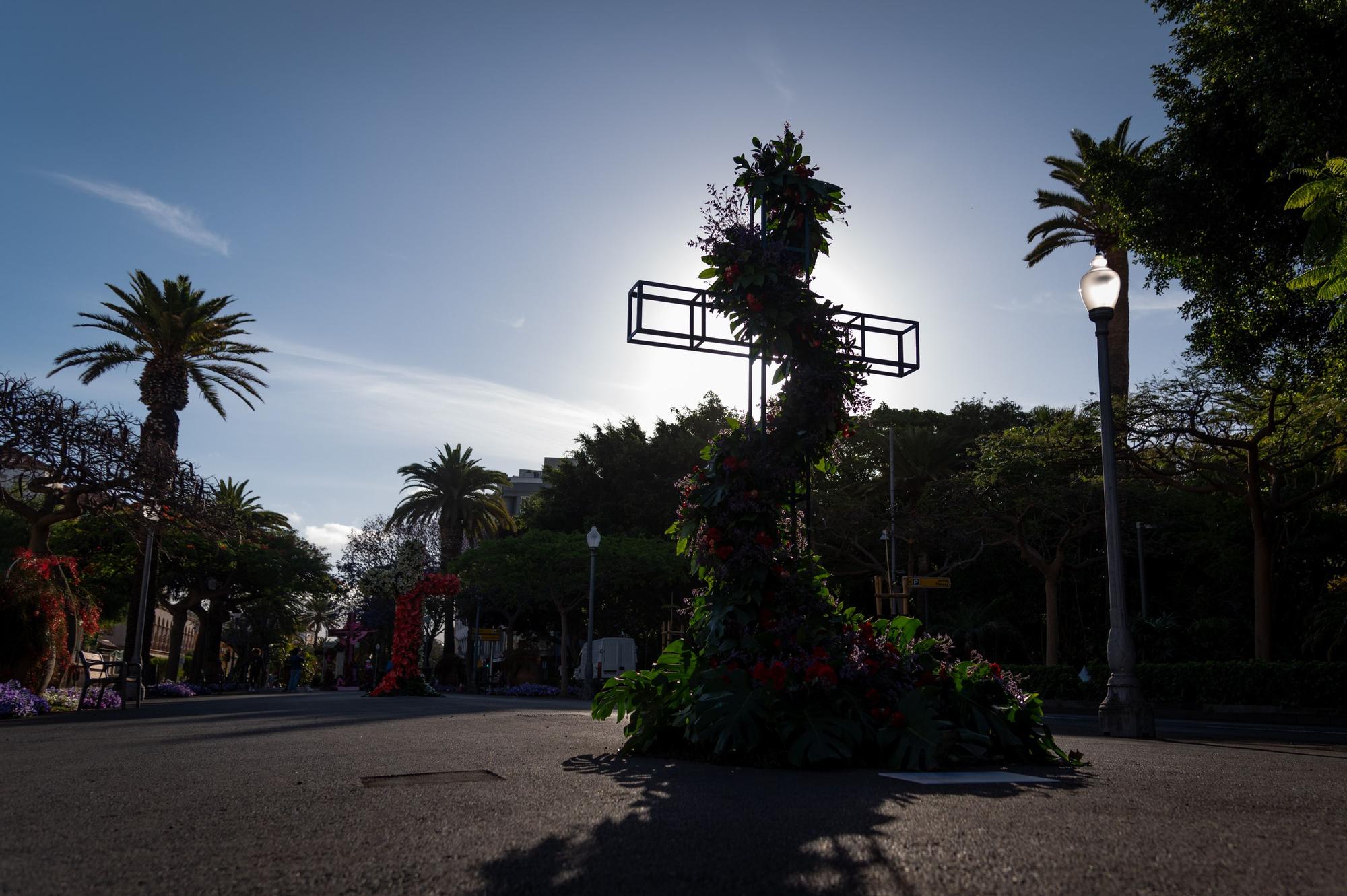 Exhibición de cruces de las doce empresas colaboradoras en las Fiestas de Mayo de Santa Cruz de Tenerife