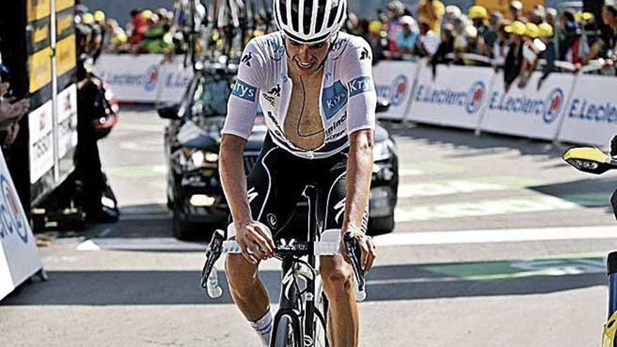 Enric Mas, desfondado, pasa por meta en el Tourmalet.