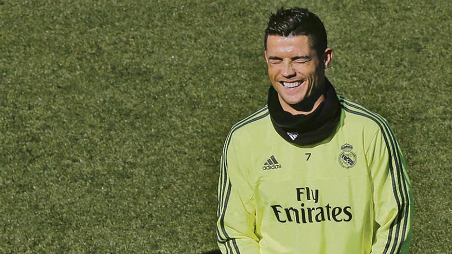 Cristiano Ronaldo se ríe en un instante del entrenamiento de ayer del Real Madrid en su Ciudad Deportiva.