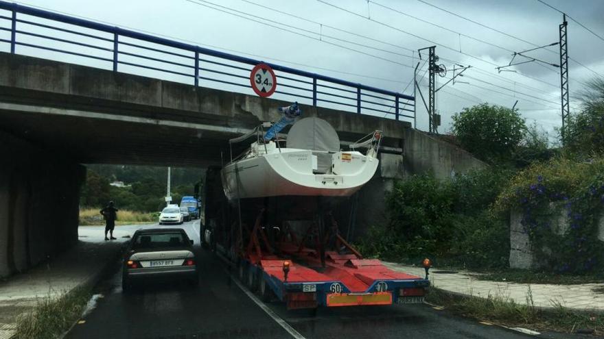 El camión, con el velero que transportaba, atascado en el puente de Alba, en Pontevedra.