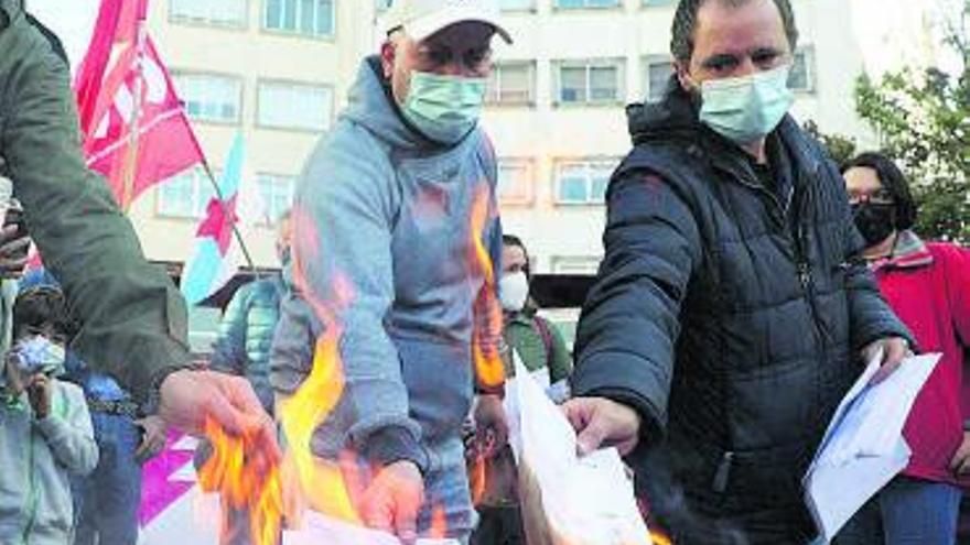 Quema de recibos en la protesta de la CIG en Santiago. |   // XOÁN ÁLVAREZ