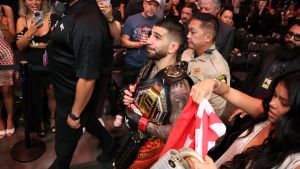 Ilia Topuria abandona el octágono con el cinturón de campeón de la UFC