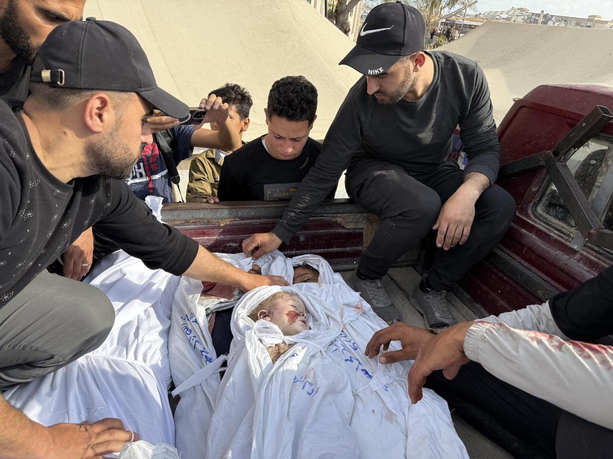 Palestinos trasladan los cadáveres de mujeres y niños muertos en un bombardeo israelí en el norte de Gaza.