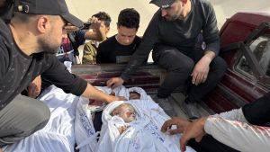 Palestinos trasladan los cadáveres de mujeres y niños muertos en un bombardeo israelí en el norte de Gaza.