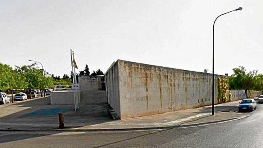 Imagen de parte del edificio donde se ven las manchas de humedad en las paredes.