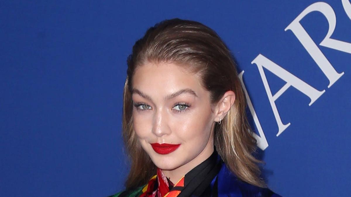 El mono multicolor de Gigi Hadid para los CFDA Fashion Awards