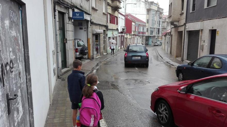 La calle Santa Trega de Teis, hoy, tras reabrir de nuevo al tráfico al concluir las obras. / A.P.