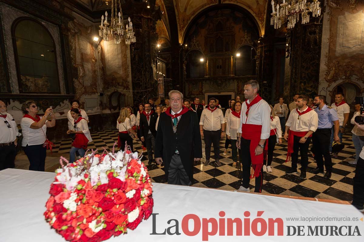 Bandeja de flores y ritual de la bendición del vino en las Fiestas de Caravaca