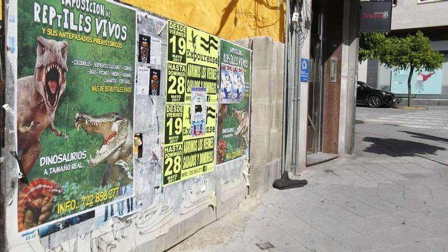 Diferentes carteles colocados de forma irregular en la zona del casco histórico de la ciudad. // Jesús Regal