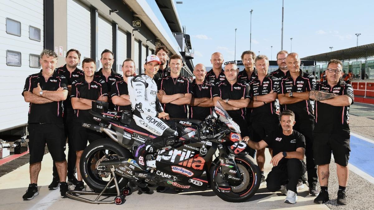 Jorge Martín, con el equipo Aprilia tras el test de Misano