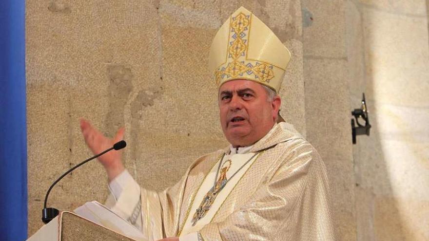 El arzobispo José Rodríguez Carballo, ayer en la novena de los Milagros. // Iñaki Osorio