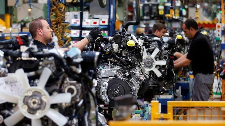 Trabajadores en la línea de motores de la planta de Nissan en la Zona Franca de barcelona. // A. Gea/Reuters