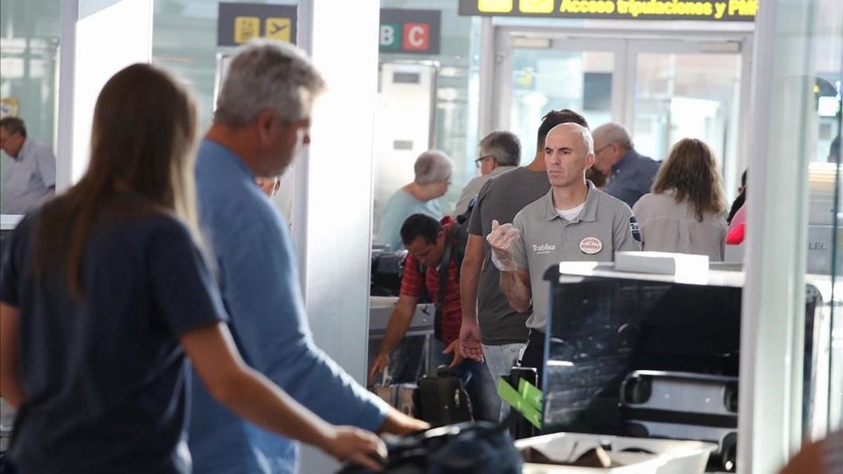 Control de seguridad en el aeropuerto de El Prat, el primer día de huelga