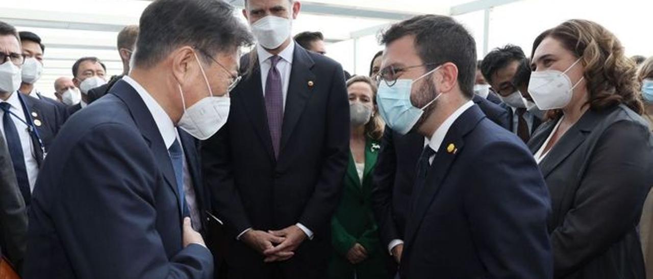 El Rey y el presidente de la Generalitat, Pere Aragonès, saludando al presidente de Corea del Sur.