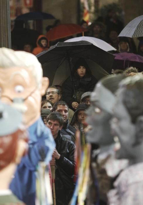 Auf der Plaça Major von Sa Pobla stieg am Montag (16.1.) zu Sant Antoni ein Spektakel mit Musik und Feuerwerk. Traditionalisten bemängeln hier zwar ein unnötiges Aufbauschen zum Event, dem regen Zulauf aber tat das auch diesem Jahr keinen Abbruch.