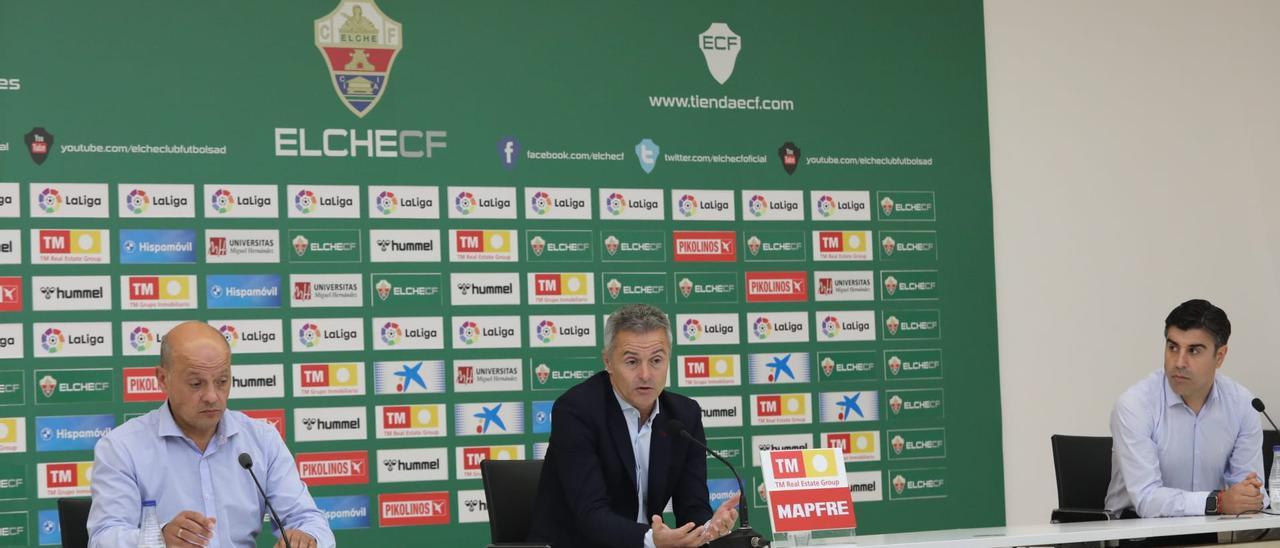 Fran Escribá junto a al presidente Joaquín Buitrago y el director deportivo Nico Rodríguez