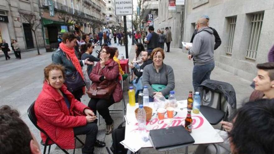 Cargos y simpatizantes del BNG ayer en la terraza ilegal que montaron en la calle del Paseo.  // Jesús Regal